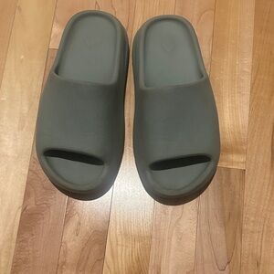 Yeezy Kids Sandals in Gray